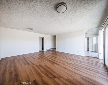 810 E Grand Ave - Photo Thumbnail 11