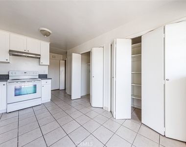 810 E Grand Ave - Photo Thumbnail 5