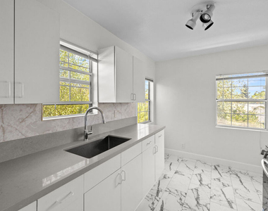 2528 1/2 Military Avenue - Photo Thumbnail 7