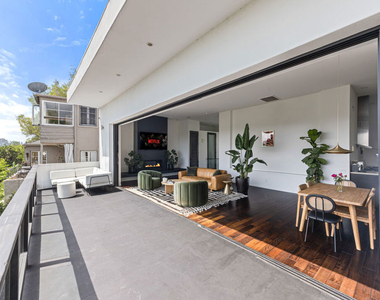 2300 Ronda Vista Drive - Photo Thumbnail 3