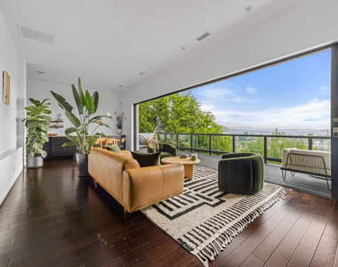 2300 Ronda Vista Drive - Photo Thumbnail 1