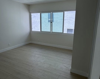 213 S Alexandria Avenue - Photo Thumbnail 5