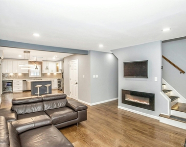 865 Grand Boulevard - Photo Thumbnail 3