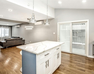 865 Grand Boulevard - Photo Thumbnail 6