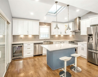 865 Grand Boulevard - Photo Thumbnail 2