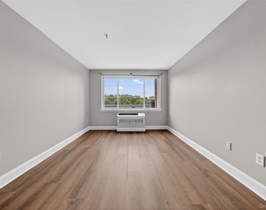 130 Post Avenue - Photo Thumbnail 9