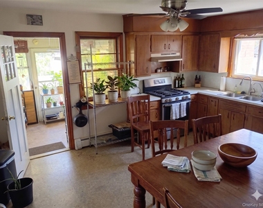 93 E Railroad Avenue - Photo Thumbnail 4