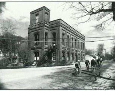 300 Ferdon Avenue - Photo Thumbnail 2