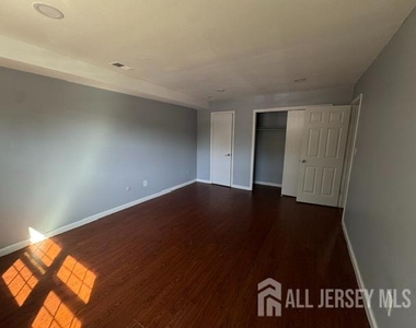 332 College Drive - Photo Thumbnail 3
