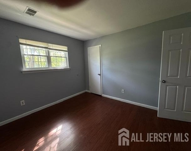 332 College Drive - Photo Thumbnail 4