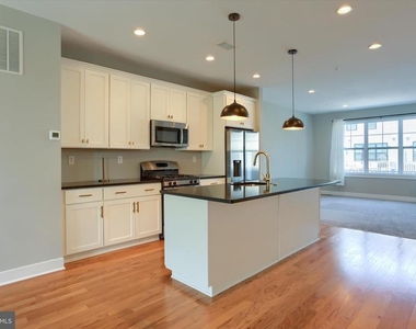 320 Walnut Street - Photo Thumbnail 7