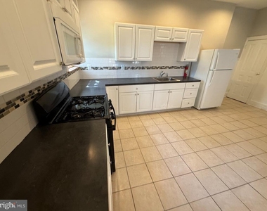 310 N Charlotte Street - Photo Thumbnail 11