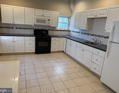 310 N Charlotte Street - Photo Thumbnail 10