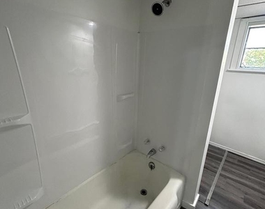 422 N 9th Street - Photo Thumbnail 2
