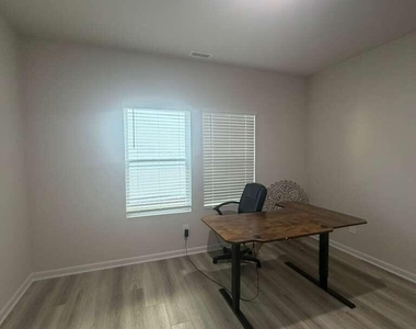 713 Riguard Way - Photo Thumbnail 18