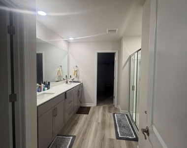 713 Riguard Way - Photo Thumbnail 28