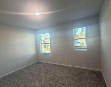 713 Riguard Way - Photo Thumbnail 16