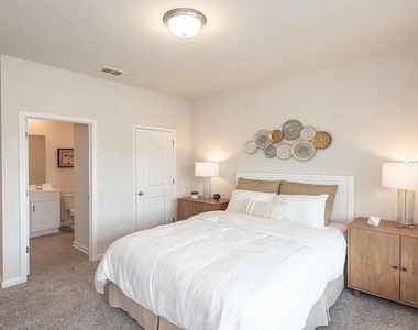 713 Riguard Way - Photo Thumbnail 8