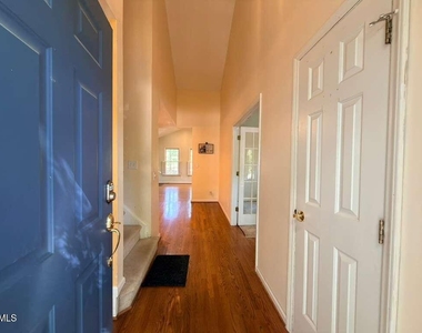 109 E Seve Court - Photo Thumbnail 2