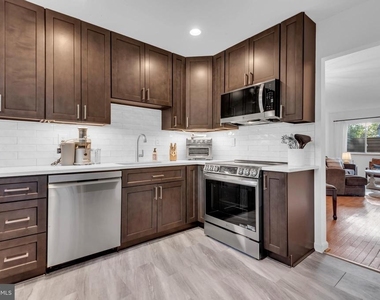 1052 Cedar Ridge Court - Photo Thumbnail 8