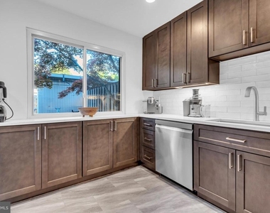 1052 Cedar Ridge Court - Photo Thumbnail 9
