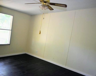 8607 Burleson Manor Rd - Photo Thumbnail 5