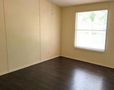 8607 Burleson Manor Rd - Photo Thumbnail 7