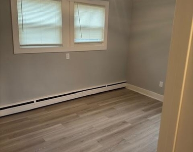4253 Brooks Street Ne - Photo Thumbnail 16