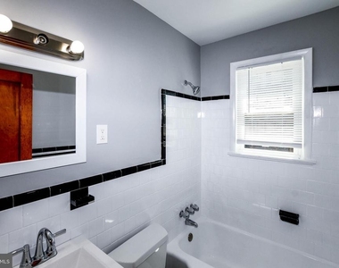 613 Hamlin Street Ne - Photo Thumbnail 7