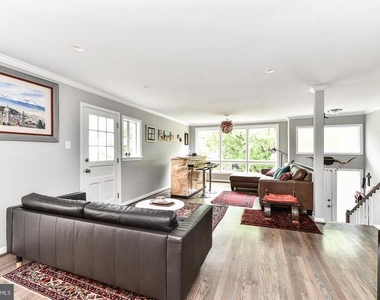 2013 Franklin Street Ne - Photo Thumbnail 1
