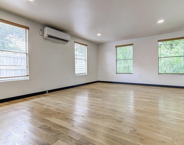 1711 Brentwood St - Photo Thumbnail 4
