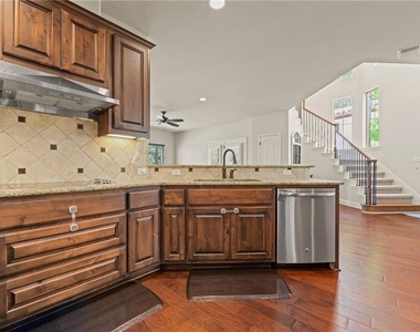 110 Oak Glen Cv - Photo Thumbnail 1