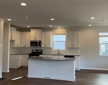 233 Hauser Dr - Photo Thumbnail 3