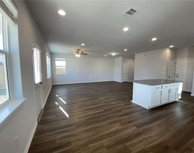 233 Hauser Dr - Photo Thumbnail 2