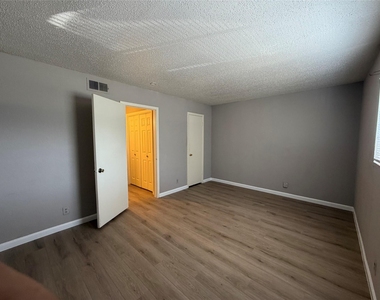 2600 Penny Ln - Photo Thumbnail 8