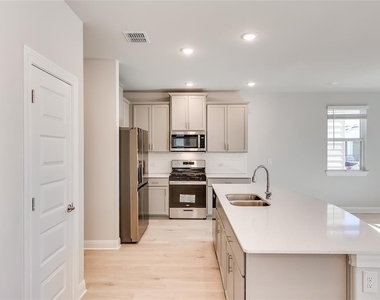 1005 Legend Milton Ln - Photo Thumbnail 11