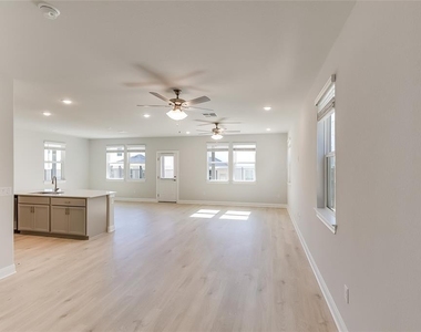 1005 Legend Milton Ln - Photo Thumbnail 4