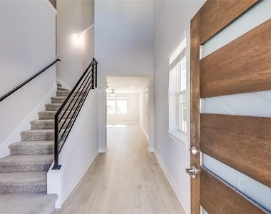 1005 Legend Milton Ln - Photo Thumbnail 3