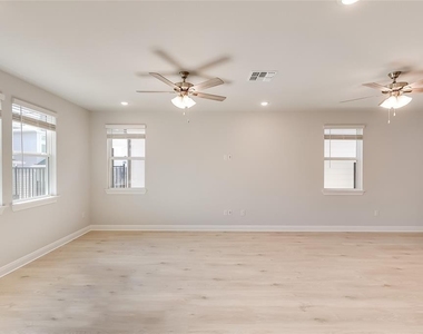 1005 Legend Milton Ln - Photo Thumbnail 7