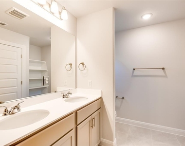 1005 Legend Milton Ln - Photo Thumbnail 22