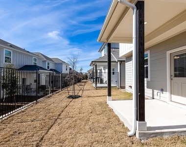 1005 Legend Milton Ln - Photo Thumbnail 32