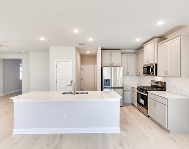 1005 Legend Milton Ln - Photo Thumbnail 9