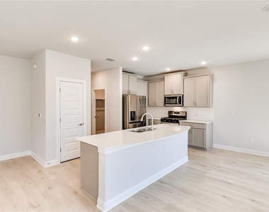 1005 Legend Milton Ln - Photo Thumbnail 10