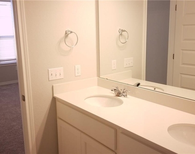 1320 Ambler Dr - Photo Thumbnail 8