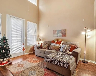 2505 San Gabriel St - Photo Thumbnail 10