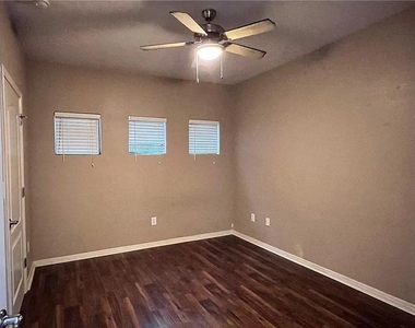 2505 San Gabriel St - Photo Thumbnail 7