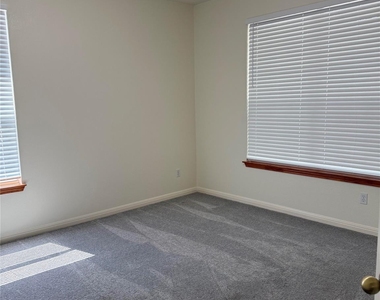 1511 Homewood Cir - Photo Thumbnail 14
