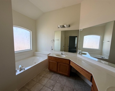 1511 Homewood Cir - Photo Thumbnail 12