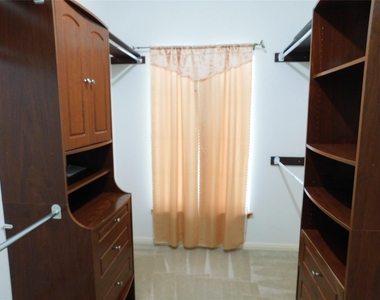 1511 Homewood Cir - Photo Thumbnail 9