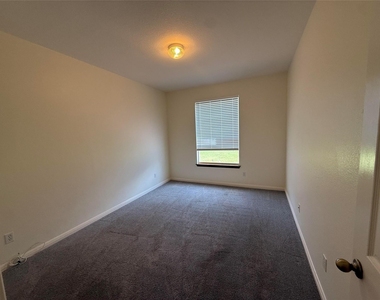 1511 Homewood Cir - Photo Thumbnail 5